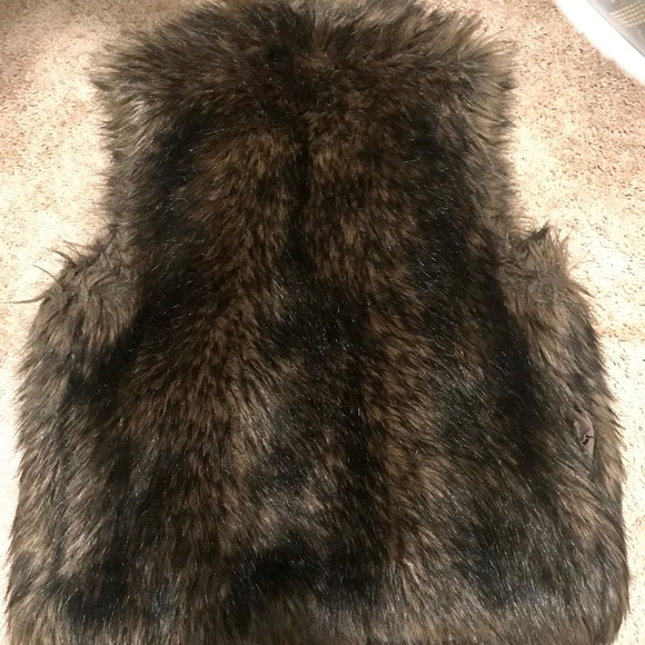 Michael Kors Faux Fur vest with buckles - Picture 2 of 6